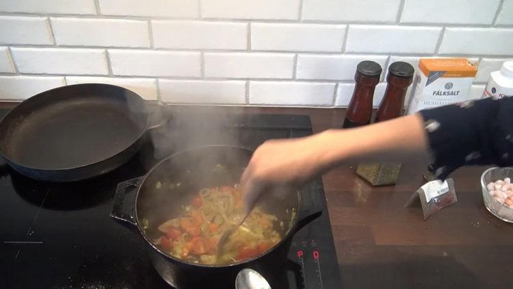 Aggiungi i pomodori per preparare la zuppa di merluzzo