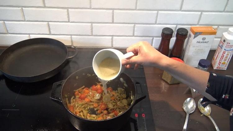 Aggiungi tutti gli ingredienti per preparare la zuppa di merluzzo