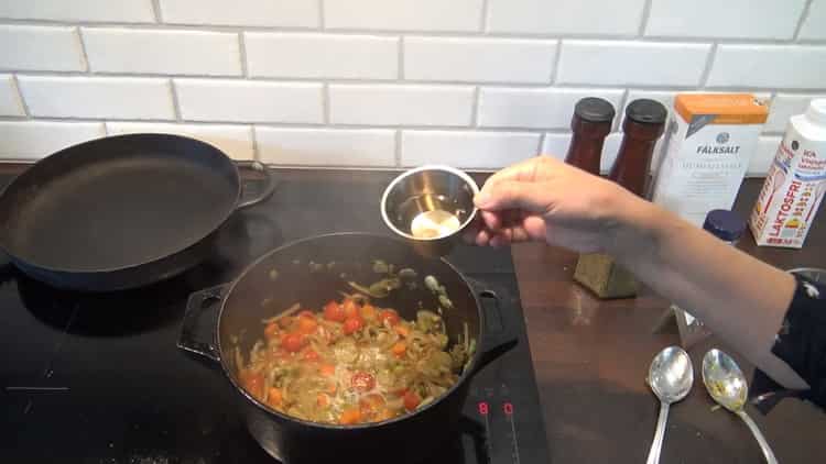Aggiungi il brodo per preparare la zuppa di merluzzo