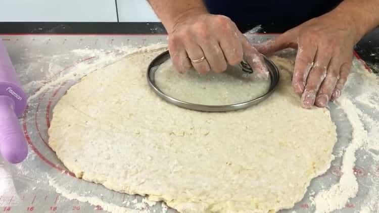 За да направите питки със сирене, изрежете тестото