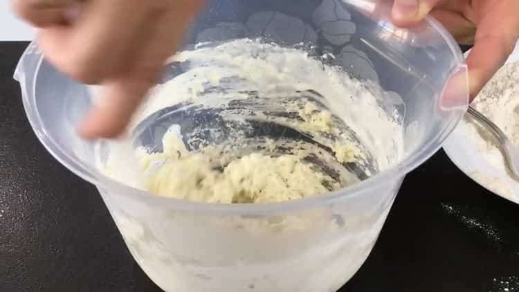 Norėdami gaminti sūrio pyragus, minkykite tešlą