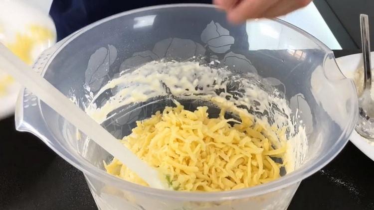 Sajtos sütemény készítéséhez reszeljük a sajtot