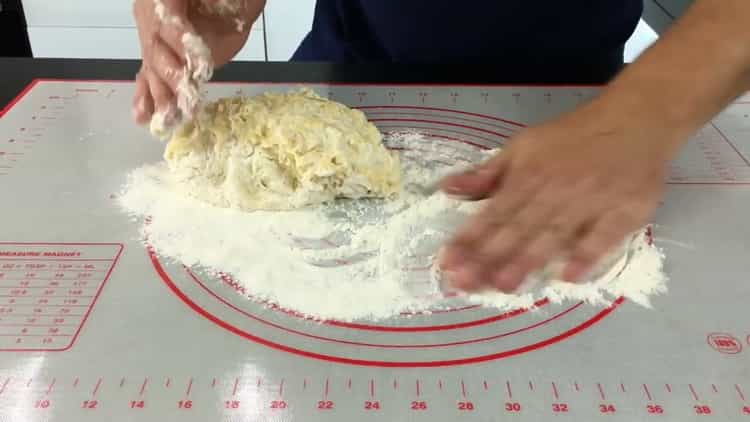 Για να κάνετε κέικ τυριού, ζυμώστε τη ζύμη