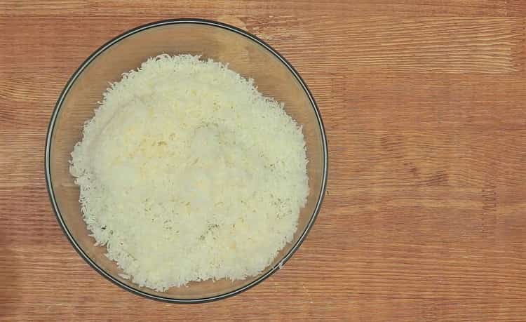 Tonhal tartlet készítéséhez reszeljük sajtot