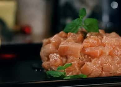 Salmon tartare - προετοιμάζοντας ένα νόστιμο γαλλικό πιάτο