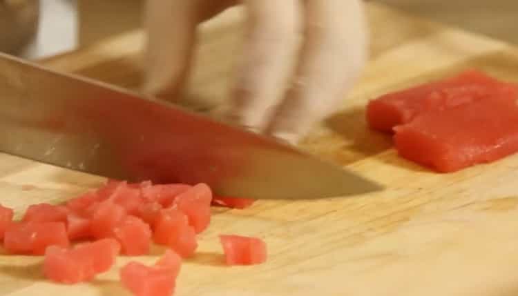 Vyrobit tuňáka z tuňáka. připravit ingredience