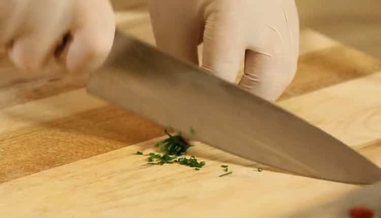 Per preparare la tartare di tonno, tagliare le verdure