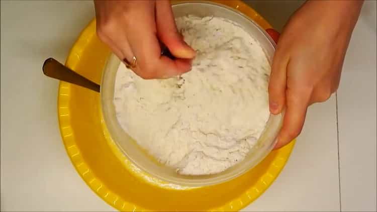 Пресейте брашно, за да приготвите баница с извара
