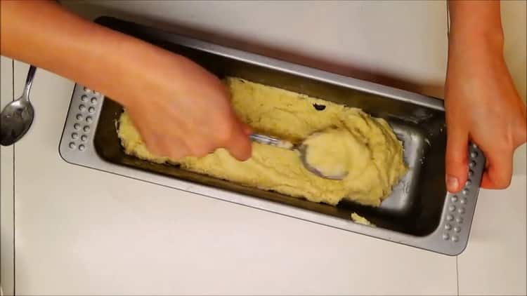 Για να προετοιμάσετε ένα κέικ μπανανών τυρί, προετοιμάστε ένα έντυπο