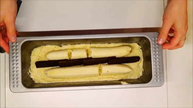 Įdėkite šokoladą, kad susidarytų varškės bananų pyragas