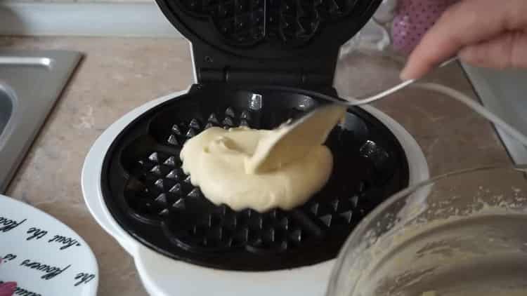 Helyezze a tésztát gofri készítéséhez