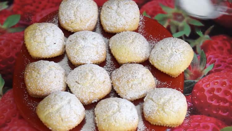 Készen állnak egy egyszerű recept szerint elkészített, szilikon formában lévő túrós muffinok