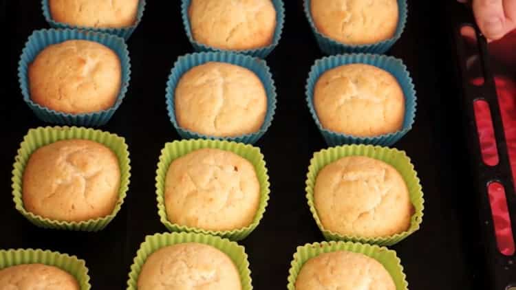 Painitin ang oven upang makagawa ng mga muffins