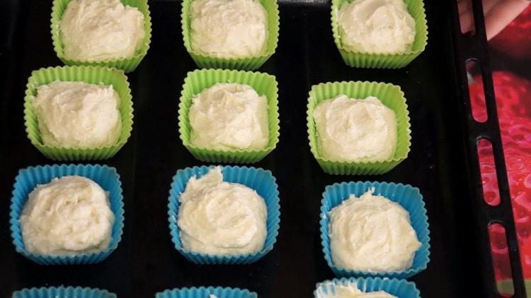 Muffinok készítéséhez tegye a tésztát formákba