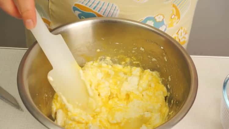 Για να προετοιμάσετε το κέικ για το πηγμένο γάλα στο φούρνο, προετοιμάστε τα συστατικά