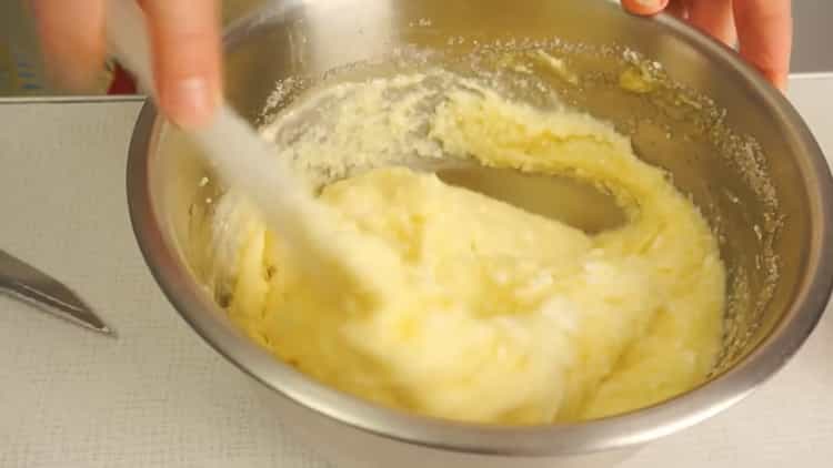 Um den Quarkkuchen im Ofen zuzubereiten, bereiten Sie die Zutaten vor