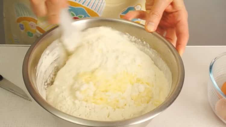 Setacciare la farina per fare la torta di cagliata nel forno