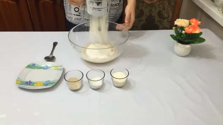 Пресейте брашно, за да направите тесто за белтъци