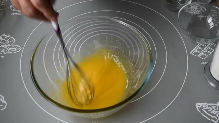 Ανακατέψτε τα αυγά και τη ζάχαρη για να φτιάξετε θαλάμους.