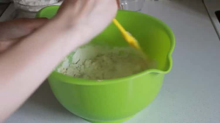 Sieben Sie Mehl, um Teig für Brötchen mit Trockenhefe zu machen