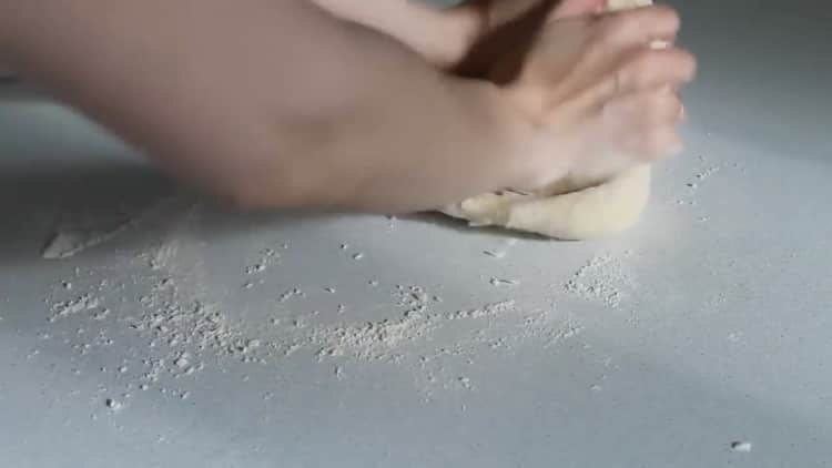Knead ang kuwarta para sa dry yeast bun dough.