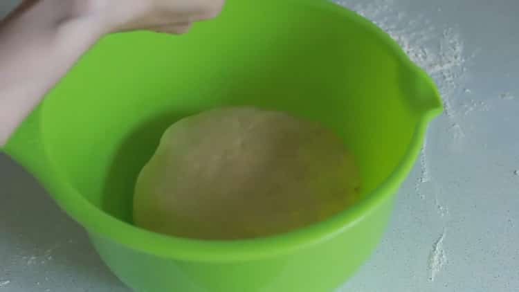 За да направите тесто за кифлички със суха мая, поставете тестото