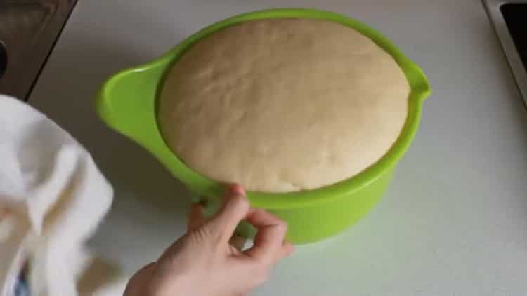 За да направите тесто за кифлички със суха мая, пуснете тестото