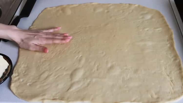 Stendi la pasta per fare la pasta per i panini secchi di lievito
