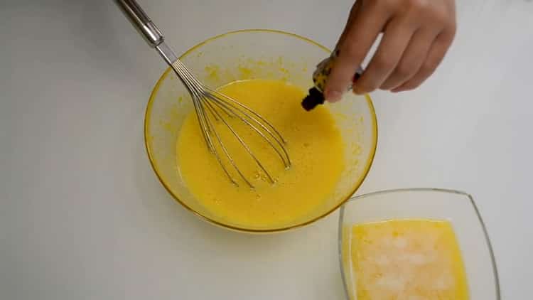 Aggiungi la vaniglia per preparare l'impasto per i rotoli di wafer