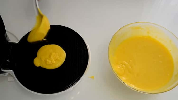 Per preparare la pasta per i rotoli di wafer, preparare un waffle