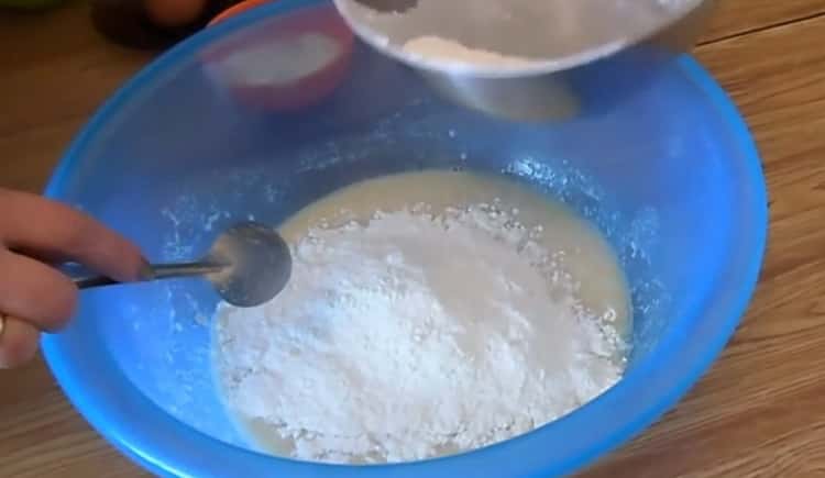 Siivilöi jauhot paistetun leivonnaisten taikinan valmistamiseksi