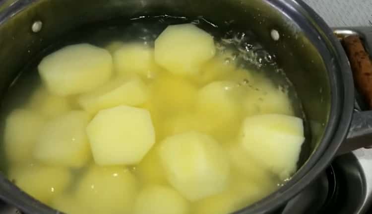Сварете картофите, за да направите тесто за пай