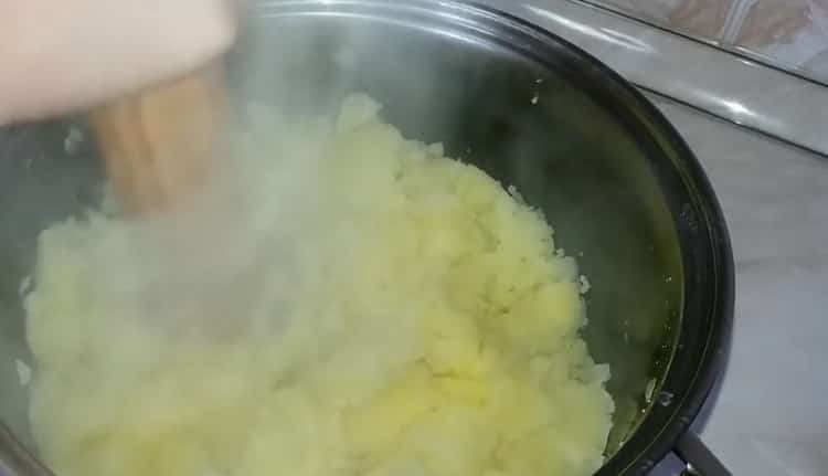 طحن البطاطا المهروسة لجعل العجين المعجنات
