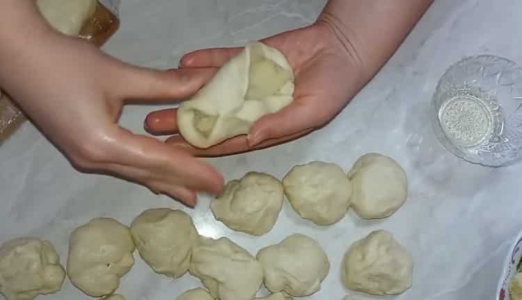 Um den Teig für Pasteten vorzubereiten, füllen Sie den Teig zur Hälfte