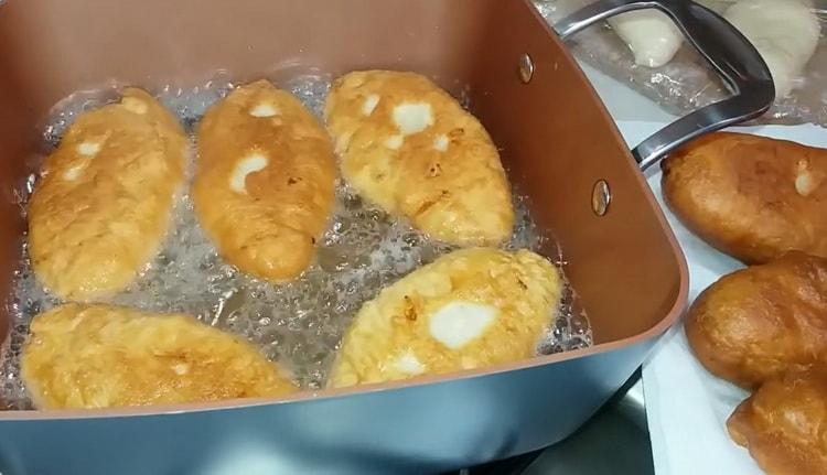 Kuinka oppia keittämään herkullisia leivonnaisia ​​peruna piirakoita