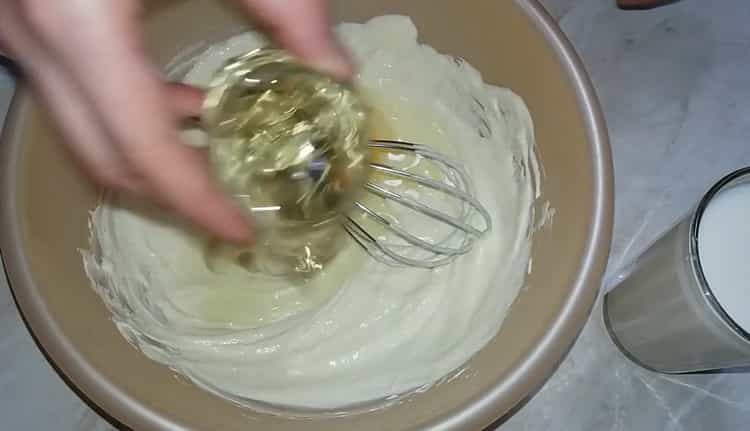 Fügen Sie Butter hinzu, um einen Tortenteig zu machen.