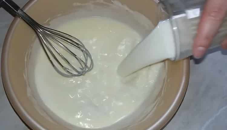 أضف الحليب لعمل عجين دائري.