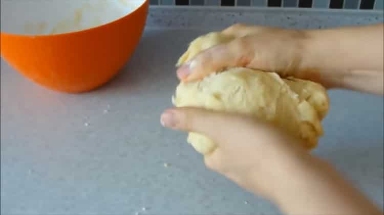 Sekoita hiivattoman leivonnaisen taikinan ainesosat.