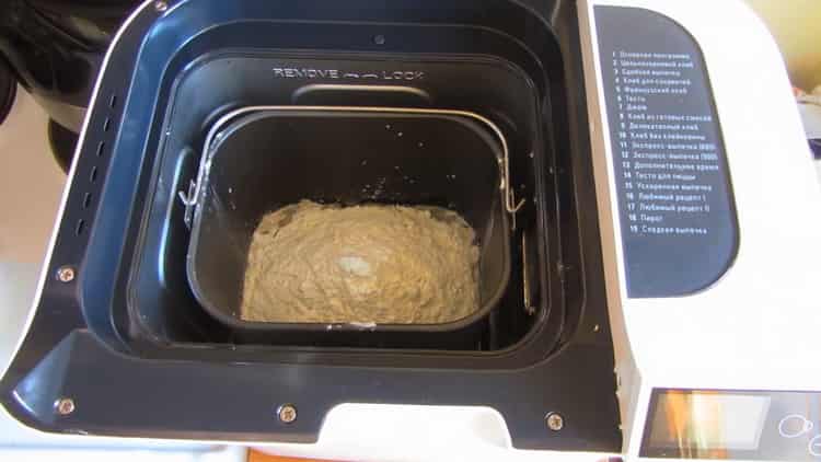 Schalten Sie die Brotbackmaschine ein, um Teig für Pasteten in einem Bäcker zuzubereiten
