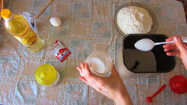 Bereiten Sie die Zutaten vor, um das Gebäck für Kuchen im Bäcker zuzubereiten