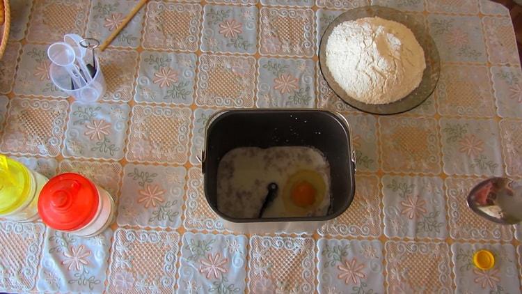 Προσθέστε αλάτι και αυγά για να κάνετε μια ζύμη για πίτες σε έναν αρτοποιό.