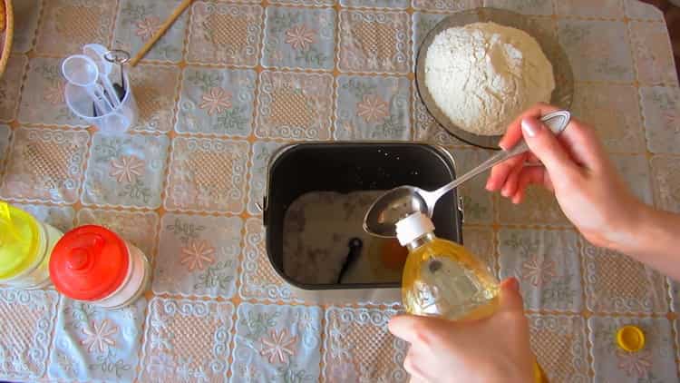 Fügen Sie Öl hinzu, um Teig für Kuchen in einem Bäcker zu machen
