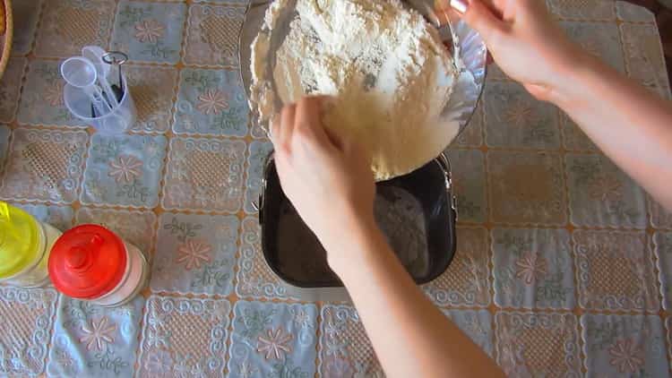 Um den Teig für das Gebäck im Bäcker vorzubereiten, sieben Sie das Mehl