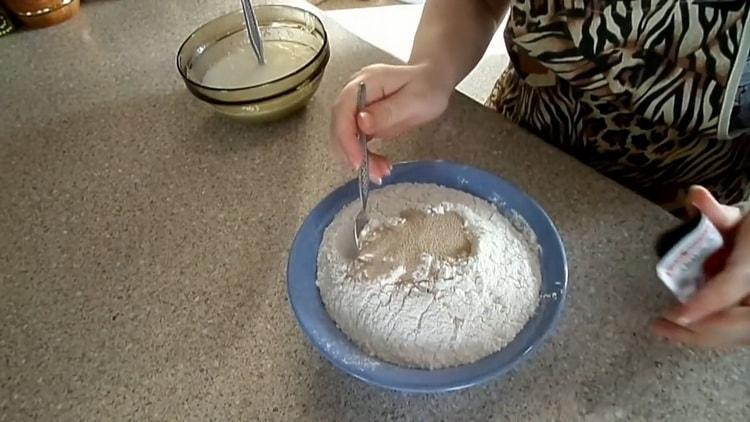 Sieben Sie das Mehl, um Teig für Kuchen mit Trockenhefe zu machen