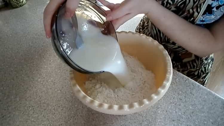 A tészta előkészítéséhez száraz élesztővel készített süteményekhez keverjük össze a folyékony és a száraz alapanyagokat