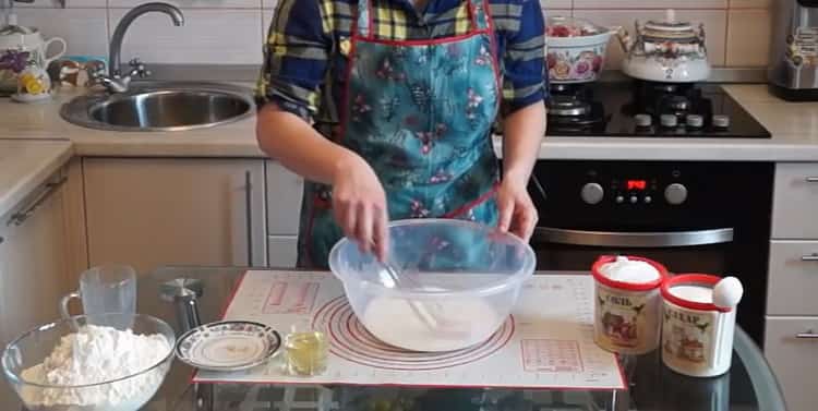A tésztát a zsemle elkészítéséhez készítse elő az összetevőket