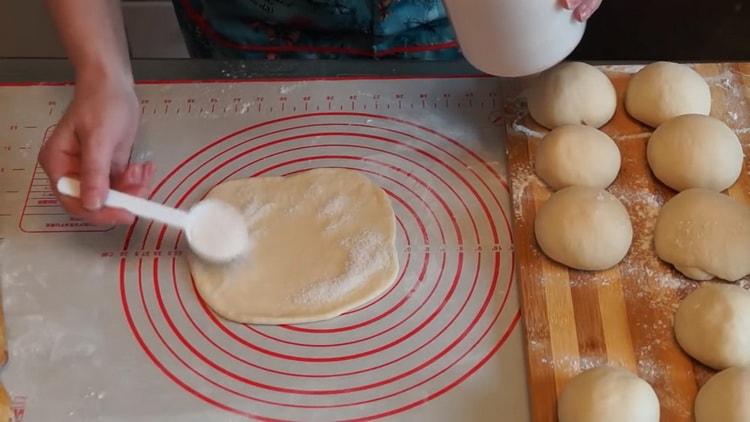 За да направите кифлички, поръсете тестото със захар
