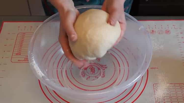 A zsemle tészta elkészítéséhez gyúrja meg a tésztát