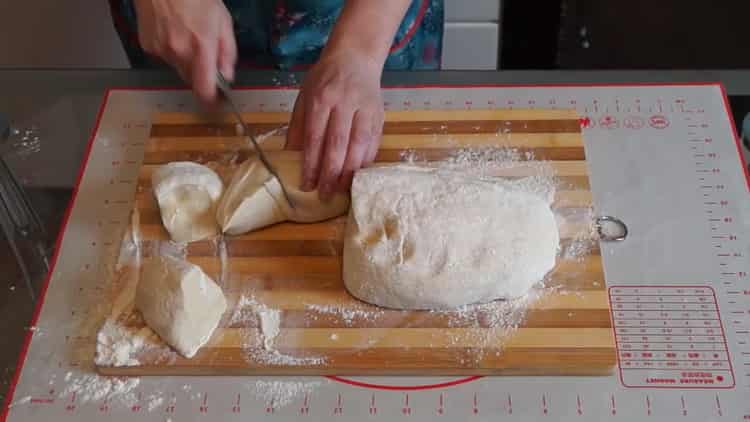 Leikkaa taikina leivän taikinan valmistamiseksi