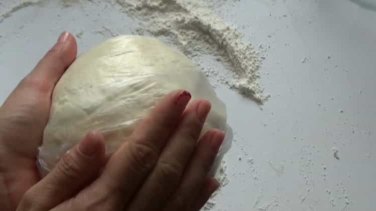 Um den Teig für Bagels vorzubereiten, bereiten Sie den Teig vor